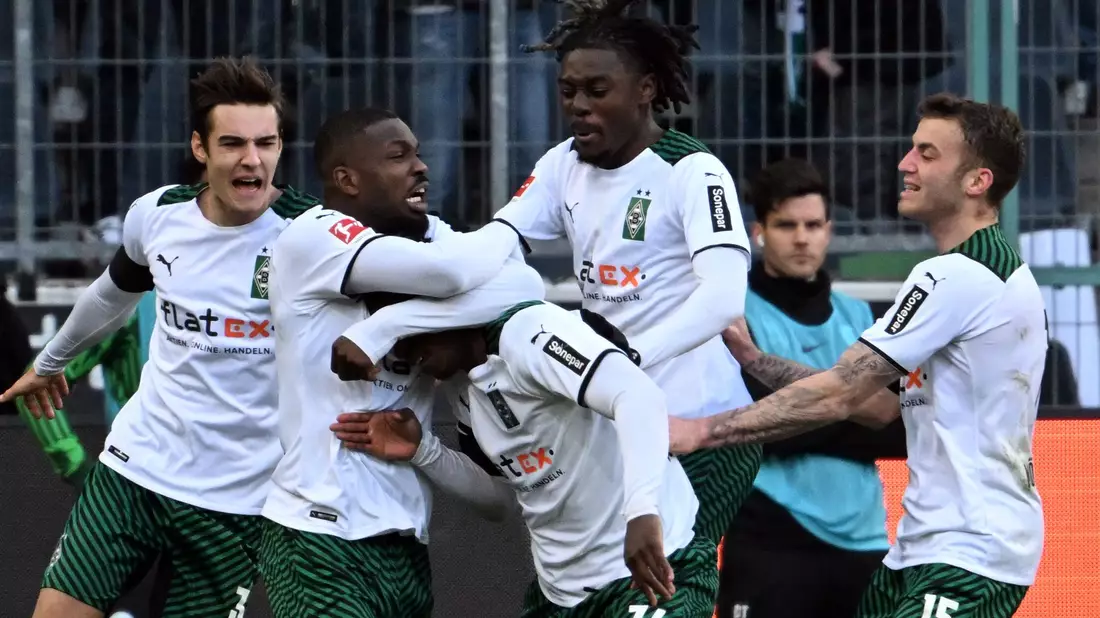 Manu Koné (r) traf spät zum Gladbacher Sieg. - Bild: Federico Gambarini/dpa