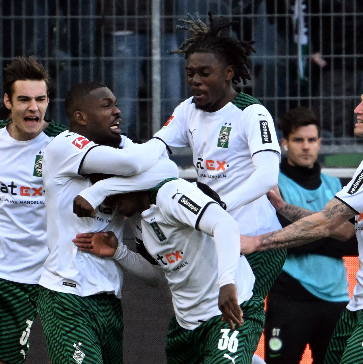 Die Spieler von Borussia Mönchengladbach setzten sich dank Manu Koné (M.) gegen Wolfsburg durch. - Foto: Federico Gambarini/dpa