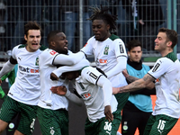 Traf nach einem sehenswerten Angriff zur Gladbacher Führung: Tomas Cvancara (l). - Foto: Federico Gambarini/dpa