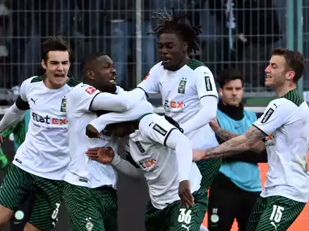 Manu Koné (r) traf spät zum Gladbacher Sieg. - Foto: Federico Gambarini/dpa