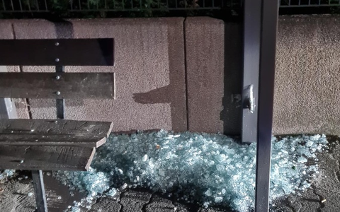 POL-SE: Halstenbek - Fahrgastunterstand an Bushaltestelle Seemoorweg erheblich beschädigt - Polizei auf der Suche nach Hinweisen - Foto: presseportal.de