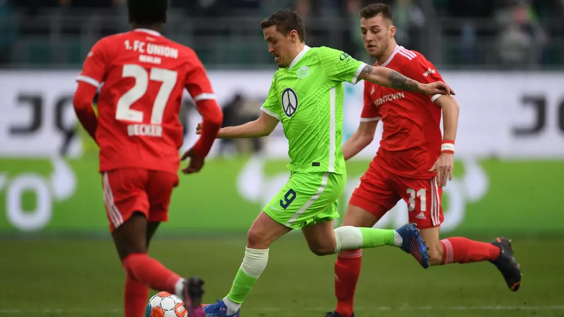 Wolfsburgs Jonas Wind (M) sorgte für den ersten Treffer gegen den 1. FC Union Berlin. - Bild: Swen Pförtner/dpa