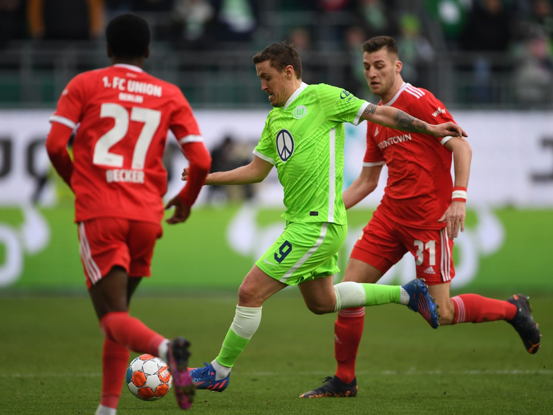 Wolfsburger Chance: Tiago Tomas scheitert an Berlins Torwart Frederik Rönnow. - Foto: Swen Pförtner/dpa