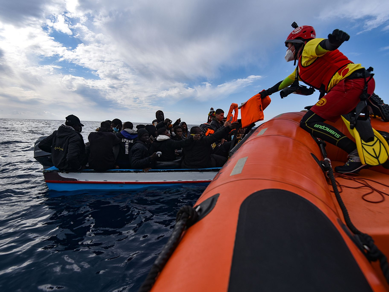 Immer wieder versuchen Migranten, in überfüllten Booten die Kanaren zu erreichen. (Archivfoto) - Foto: Antonio Sempere/EUROPA PRESS/dpa
