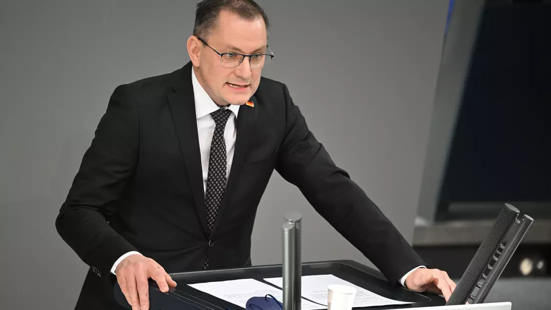 AfD-Chef Tino Chrupalla war während einer Wahlkampfkundgebung in Ingolstadt ins Krankenhaus gebracht worden. - Bild: Bernd von Jutrczenka/dpa