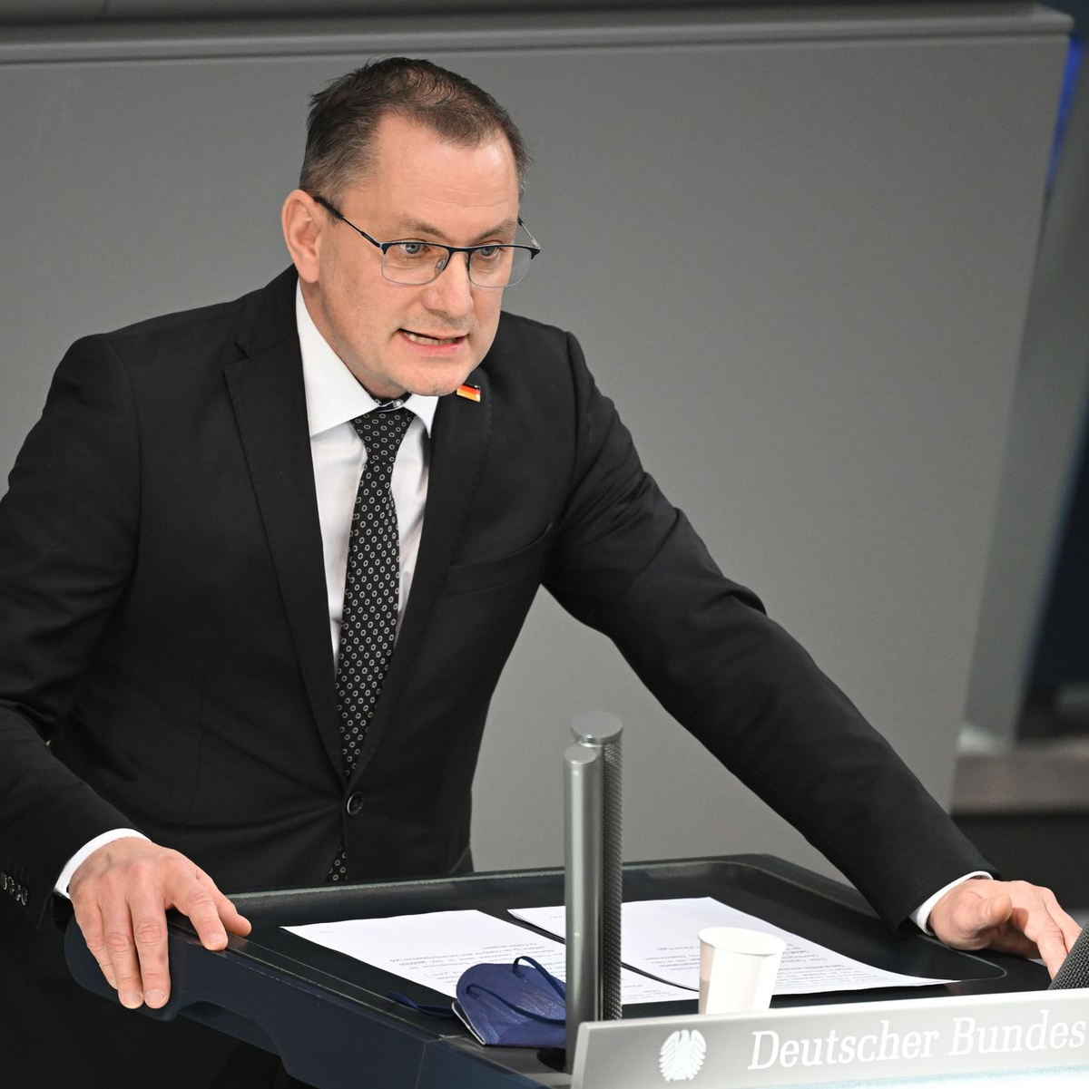 AfD-Chef Tino Chrupalla war während einer Wahlkampfkundgebung in Ingolstadt ins Krankenhaus gebracht worden. - Foto: Bernd von Jutrczenka/dpa