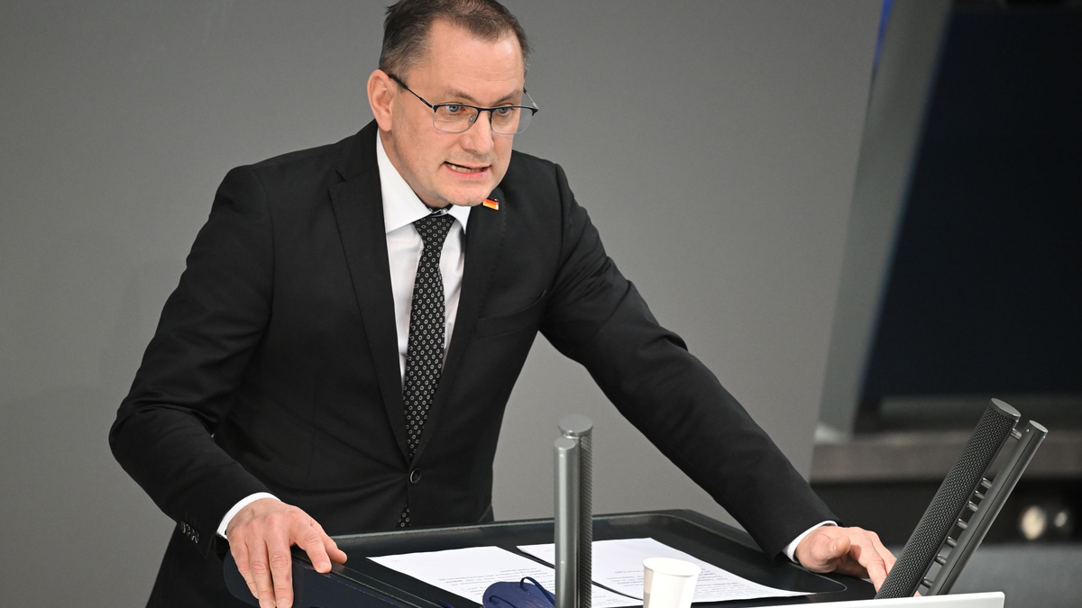 AfD-Chef Tino Chrupalla war während einer Wahlkampfkundgebung in Ingolstadt ins Krankenhaus gebracht worden. - Foto: Bernd von Jutrczenka/dpa