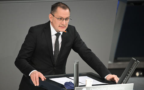 AfD-Chef Tino Chrupalla war während einer Wahlkampfkundgebung in Ingolstadt ins Krankenhaus gebracht worden. - Foto: Bernd von Jutrczenka/dpa AfD-Chef Tino Chrupalla war während einer Wahlkampfkundgebung in Ingolstadt ins Krankenhaus gebracht worden. - Foto: Bernd von Jutrczenka/dpa