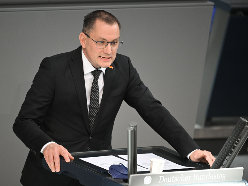 AfD-Chef Tino Chrupalla war während einer Wahlkampfkundgebung in Ingolstadt ins Krankenhaus gebracht worden. - Foto: Bernd von Jutrczenka/dpa