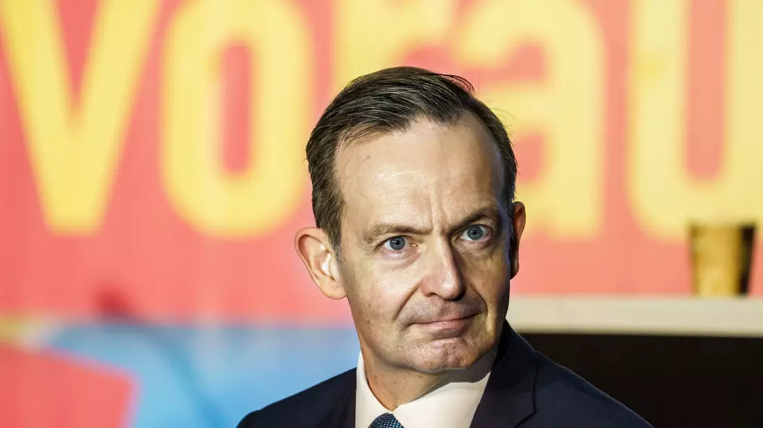 Bundesminister für Digitales und Verkehr, Volker Wissing, setzt auf die Erhöhung der Ticketsteuer für Passagierflüge. - Bild: Andreas Arnold/dpa