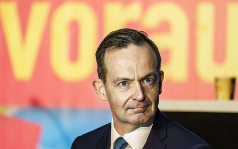 Bundesverkehrsminister Volker Wissing setzt auf die Erhöhung der Ticketsteuer für Passagierflüge. - Foto: Andreas Arnold/dpa