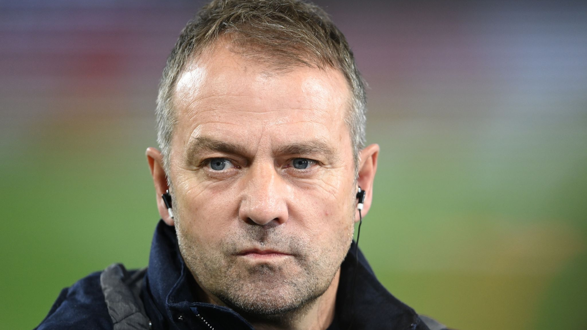 Bundestrainer Hansi Flick beim öffentlichen Regenerationstraining am Tag nach der Niederlage gegen Japan. - Foto: Swen Pförtner/dpa