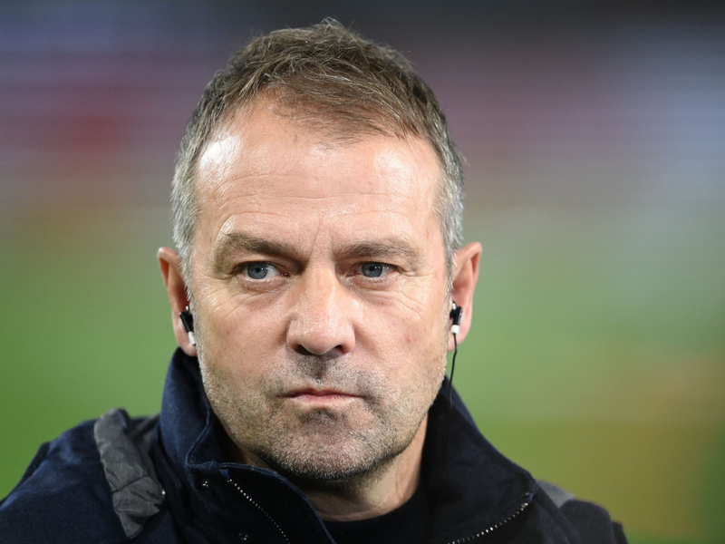 Bundestrainer Hansi Flick beim öffentlichen Regenerationstraining am Tag nach der Niederlage gegen Japan. - Foto: Swen Pförtner/dpa