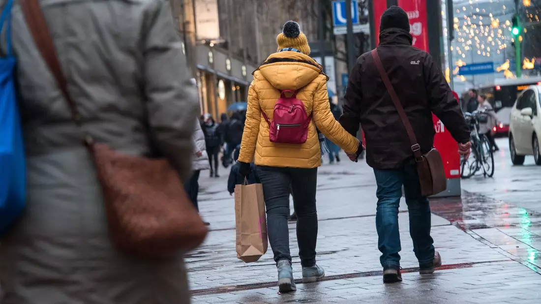 Volkswirte hoffen auf Konjunkturschub durch privaten Konsum (Symbolbild) - Bild: Daniel Bockwoldt/dpa