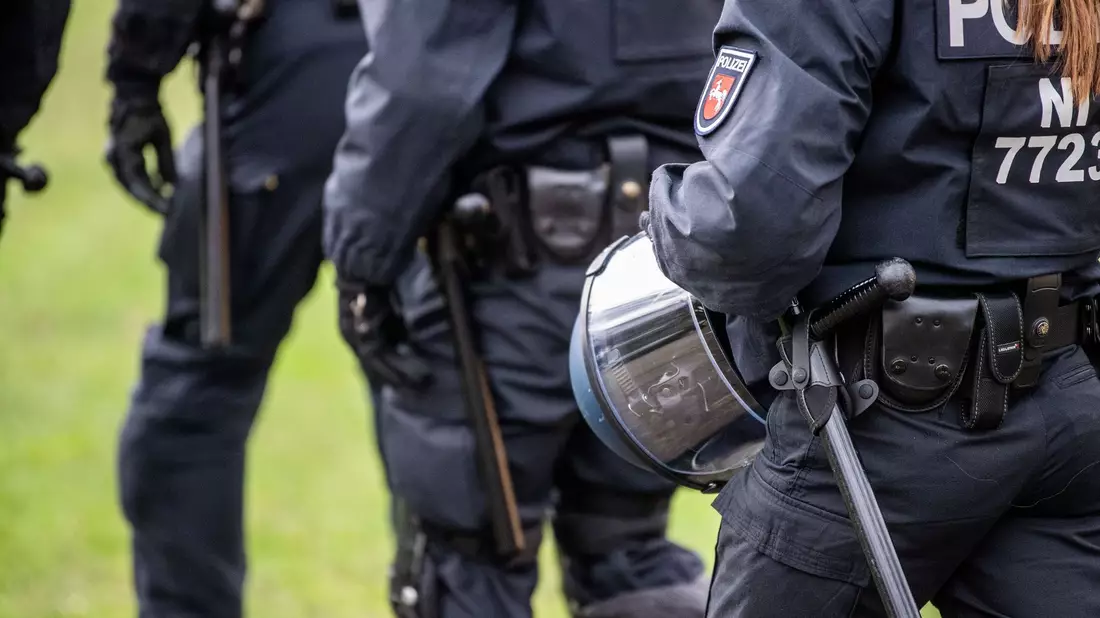 Die Polizei war in Schwerin wegen Widerstand bei einer Abschiebung mehrere Stunden im Einsatz. (Symbolbild) - Bild: Lino Mirgeler/dpa