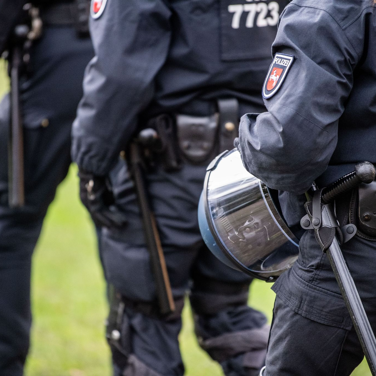 Die Polzei geht nach den Häuserbränden auf Rügen von einem Millionenschaden aus. - Foto: Lino Mirgeler/dpa