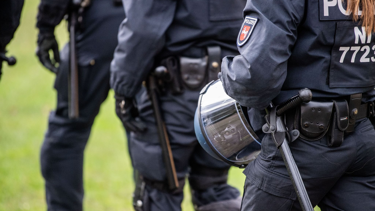 Eine Vielzahl von Polizei- und Rettungskräften ist vor Ort. (Symbolbild) - Foto: Lino Mirgeler/dpa