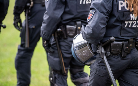 Die Polizei hat im Allgäu ein liebestolles Pärchen auf einem Sportplatz aufgegriffen. - Foto: Lino Mirgeler/dpa
