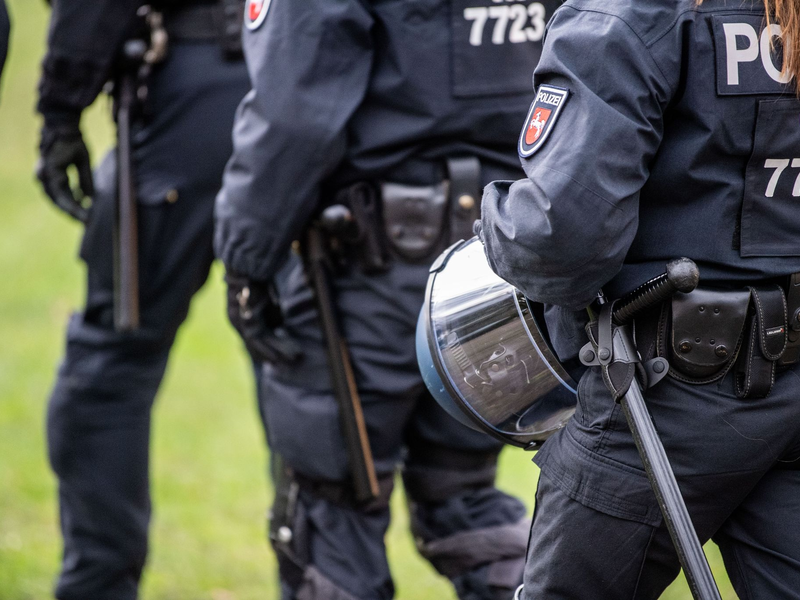 Die Polizei ist wegen einer Abschiebung in Schwerin mit einem Rammbock und einer Kettensäge im Einsatz. (Symbolbild) - Foto: Lino Mirgeler/dpa