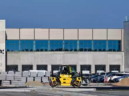 Der Elektroauto-Hersteller Tesla muss die Produktion in Grünheide bei Berlin wegen der Angriffe der jemenitischen Huthi-Rebellen im Roten Meer für rund zwei Wochen weitgehend stoppen. - Foto: Patrick Pleul/dpa