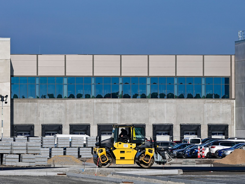 Tesla stößt mit den Erweiterungsplänen für die Autofabrik bei den Bürgern in Grünheide mehrheitlich auf Ablehnung. - Foto: Patrick Pleul/dpa
