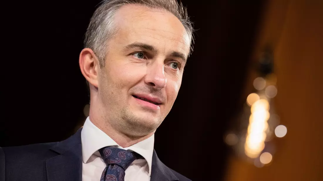 Ab dem 18.3. sagt die Stimme von Moderator Jan Böhmermann in der Buslinie 90 in Bremen die Haltestellen an. - Bild: Rolf Vennenbernd/dpa