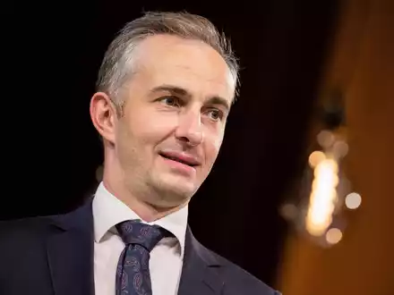 Jan Böhmermann gewann die Trophäe für seine ZDF-Show «Lass dich überwachen!» - Foto: Rolf Vennenbernd/dpa