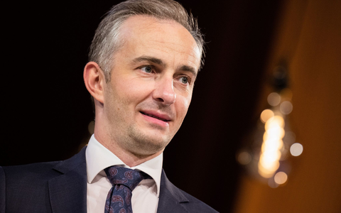 Jan Böhmermann gewann die Trophäe für seine ZDF-Show «Lass dich überwachen!» - Foto: Rolf Vennenbernd/dpa Jan Böhmermann gewann die Trophäe für seine ZDF-Show «Lass dich überwachen!» - Foto: Rolf Vennenbernd/dpa