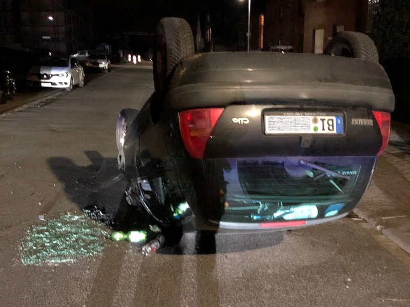 BPOLI LUD: Betrunken an der Autobahn-Kontrollstelle vorbeigerast, bei Elstra Unfall verursacht und dabei Dienstwagen beschädigt - Foto: presseportal.de