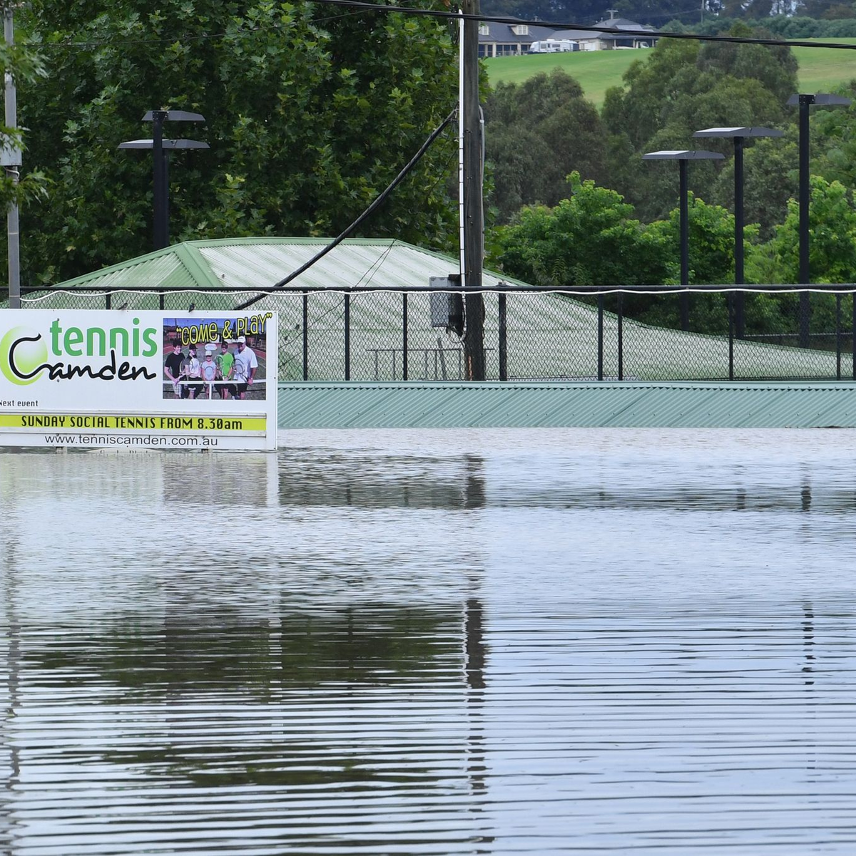Vier Menschen sind tot, drei von ihnen ertranken in ihren Autos. - Foto: Dean Lewins/AAP/dpa
