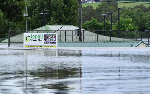 Vier Menschen sind tot, drei von ihnen ertranken in ihren Autos. - Foto: Dean Lewins/AAP/dpa