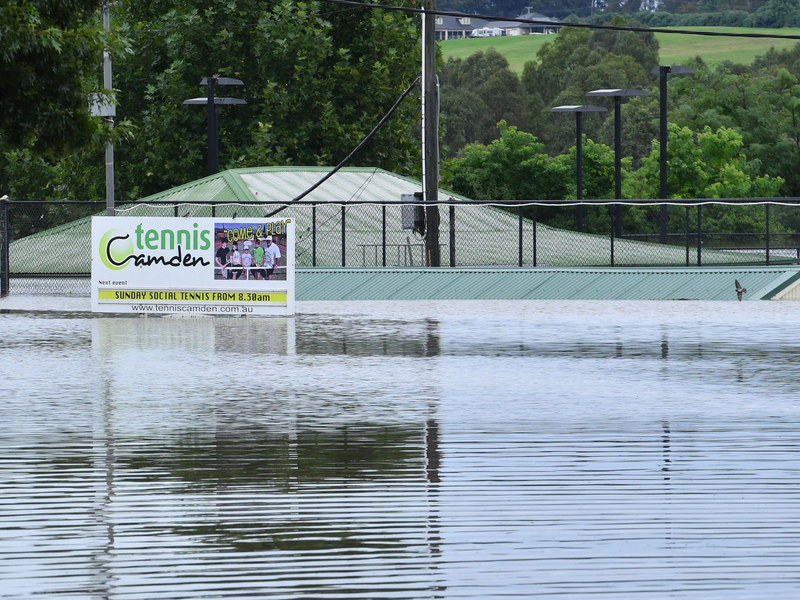 Vier Menschen sind tot, drei von ihnen ertranken in ihren Autos. - Foto: Dean Lewins/AAP/dpa