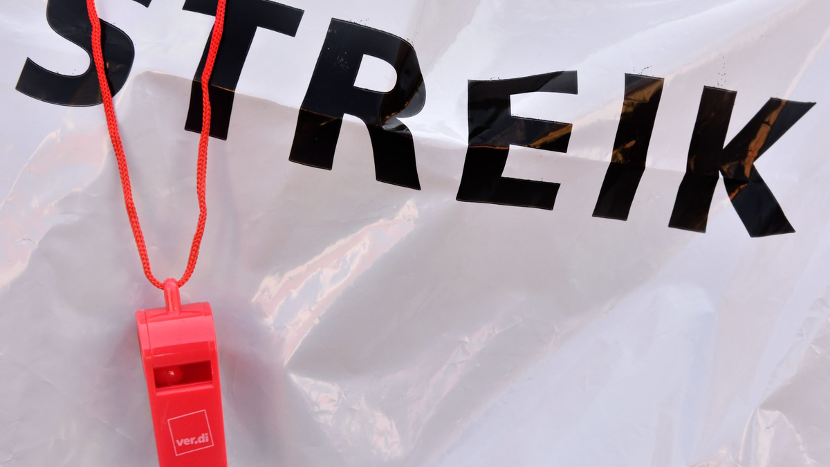 Auch am Freitag bleiben in Deutschland viele Flieger am Boden. - Foto: Peter Kneffel/dpa