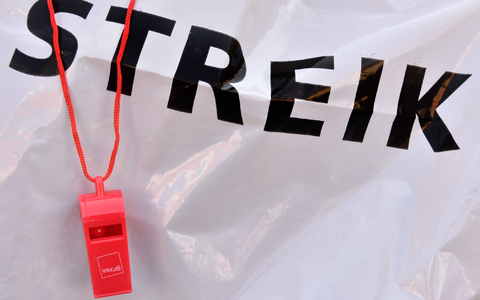 Auch am Freitag bleiben in Deutschland viele Flieger am Boden. - Foto: Peter Kneffel/dpa