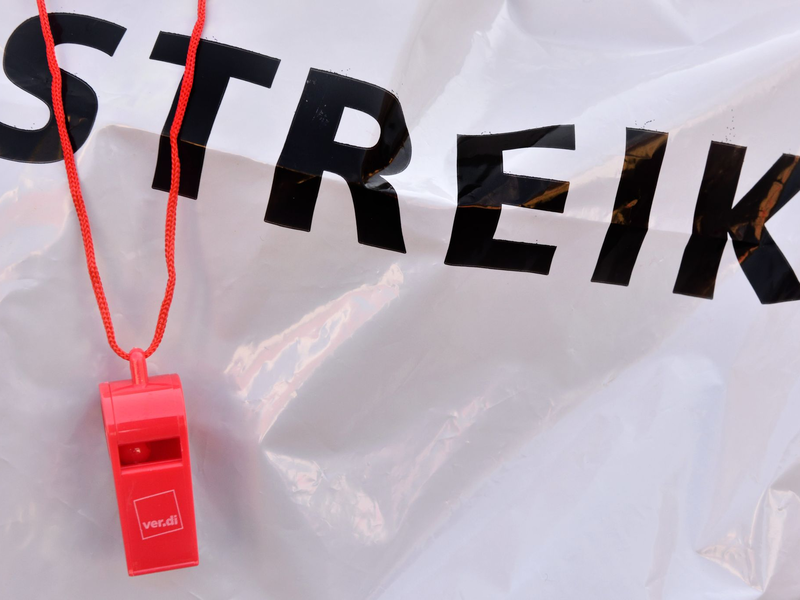 Auch am Freitag bleiben in Deutschland viele Flieger am Boden. - Foto: Peter Kneffel/dpa