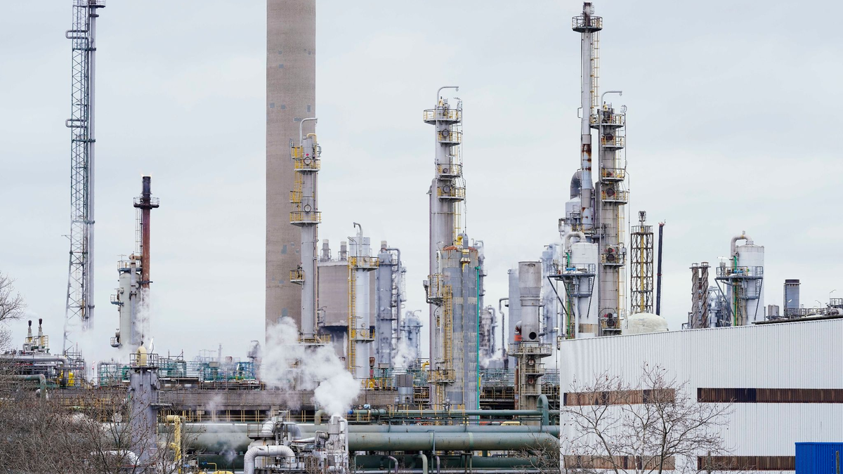 Die Stimmung in der Chemischen Industrie hat sich deutlich verschlechtert. (Archivbild) - Foto: Uwe Anspach/dpa