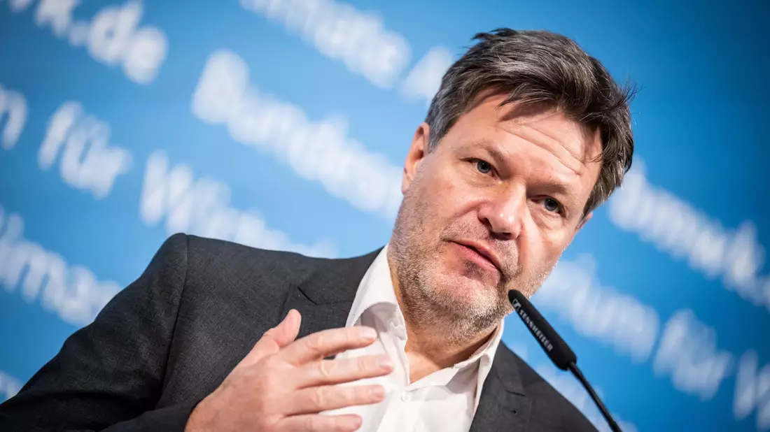 Bundeswirtschaftsminister Habeck nimmt an einem Pressestatement zum Förderprogramm für Klimaschutzverträge teil. - Bild: Michael Kappeler/dpa