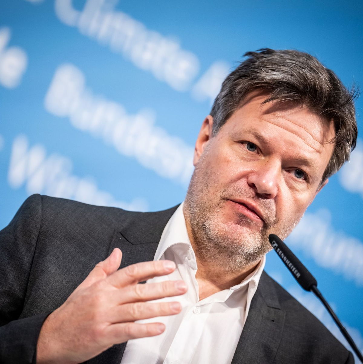 Es sei nun die Aufgabe, «in Ruhe und konzentriert» einen Weg aus den Finanzierungsnöten zu finden, die das Karlsruher Urteil nach sich zieht, sagt Wirtschaftsminister Robert Habeck. - Foto: Michael Kappeler/dpa