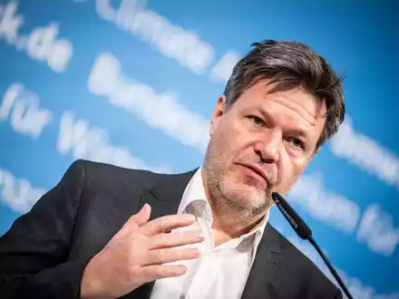 Es sei nun die Aufgabe, «in Ruhe und konzentriert» einen Weg aus den Finanzierungsnöten zu finden, die das Karlsruher Urteil nach sich zieht, sagt Wirtschaftsminister Robert Habeck. - Foto: Michael Kappeler/dpa