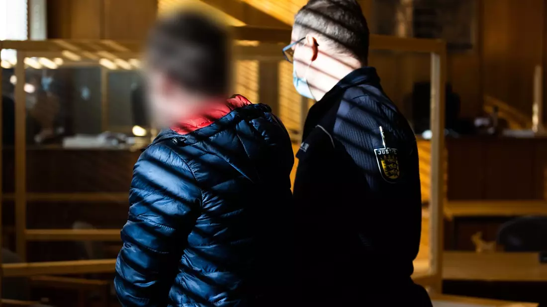 Der Angeklagte (l) neben seinem Verteidiger im Gerichtssaal. - Bild: Philipp von Ditfurth/dpa