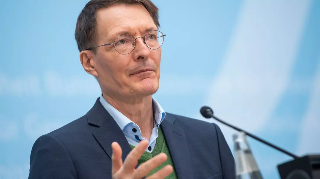 Gesundheitsminister Karl Lauterbach erinnert an die Corona-Imnpfung. - Bild: Christophe Gateau/dpa