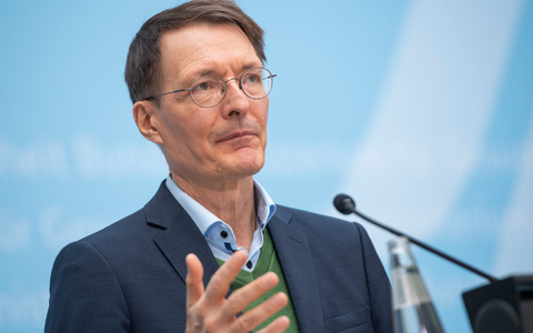 Gesundheitsminister Karl Lauterbach erinnert an die Corona-Imnpfung. - Foto: Christophe Gateau/dpa