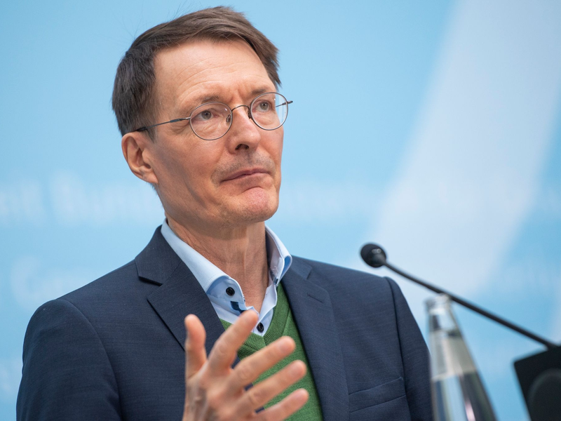 Gesundheitsminister Karl Lauterbach erinnert an die Corona-Imnpfung. - Foto: Christophe Gateau/dpa