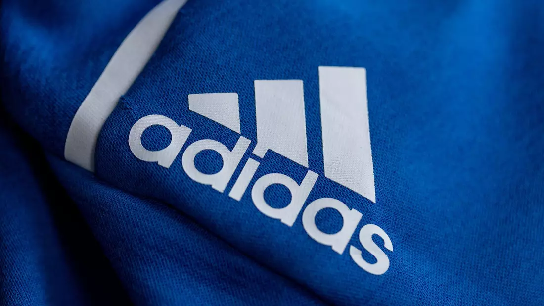 Adidas befindet sich nach eigenen Angaben mit den Zollbehörden seit Jahren «im Austausch» zu dem bekannten Sachverhalt. (Archivbild) - Bild: Daniel Karmann/dpa