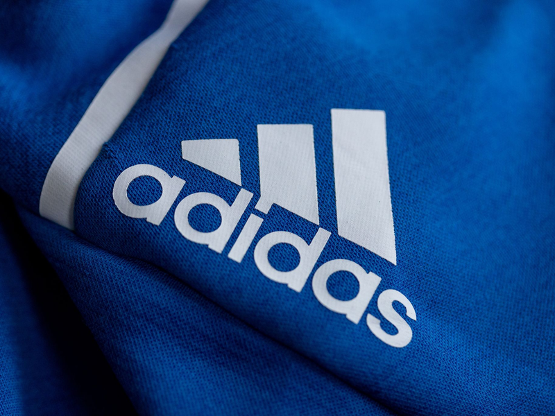 Adidas befindet sich nach eigenen Angaben mit den Zollbehörden seit Jahren «im Austausch» zu dem bekannten Sachverhalt. (Archivbild) - Foto: Daniel Karmann/dpa