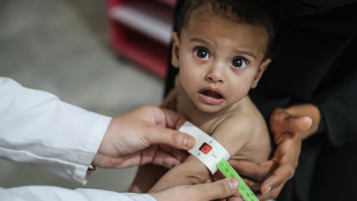 Alltag in Syrien: Kinder auf dem Rückweg von der Schule - sie laufen an Gebäuden vorbei, die durch Luftangriffe zerstört wurden. - Foto: Anas Alkharboutli/dpa