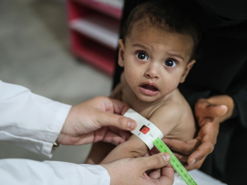 Syrer nehmen an einer Demonstration teil: 16,7 Millionen Menschen brauchen in Syrien humanitäre Unterstützung. - Foto: Anas Alkharboutli/dpa