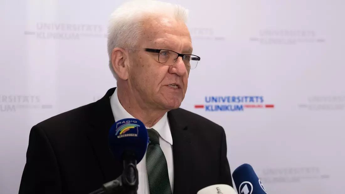 Ministerpräsident Winfried Kretschmann legt nach seiner Rede die Hand auf Schäubles Sarg. - Bild: Philipp von Ditfurth/dpa