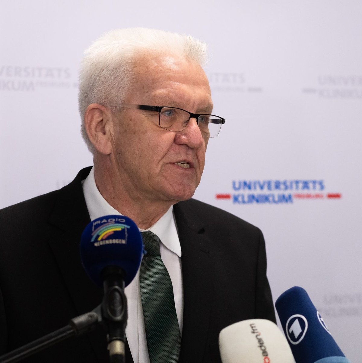 Ministerpräsident Winfried Kretschmann legt nach seiner Rede die Hand auf Schäubles Sarg. - Foto: Philipp von Ditfurth/dpa