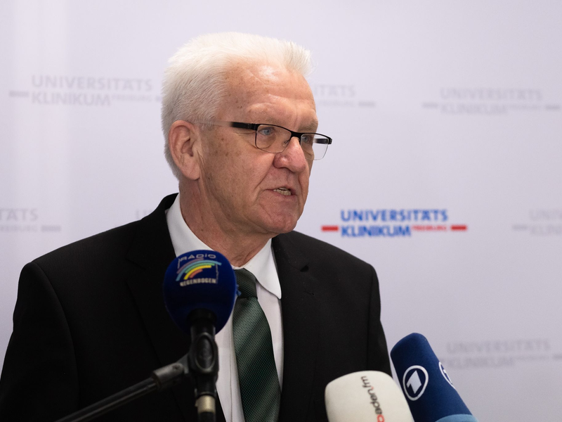 Ministerpräsident Winfried Kretschmann legt nach seiner Rede die Hand auf Schäubles Sarg. - Foto: Philipp von Ditfurth/dpa